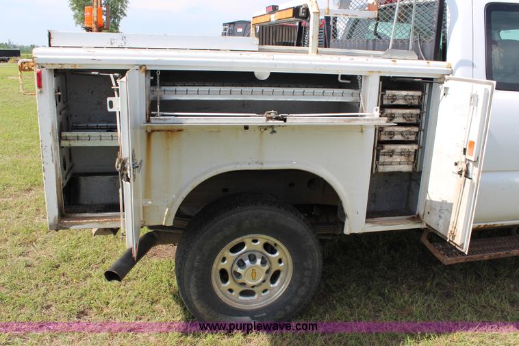image for item J1101 2005 Chevrolet Silverado 2500HD Ext. Cab utility truck