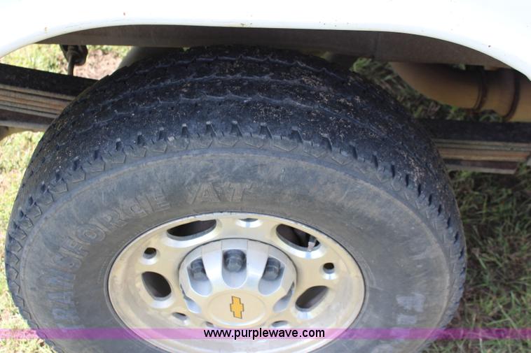 image for item J1101 2005 Chevrolet Silverado 2500HD Ext. Cab utility truck