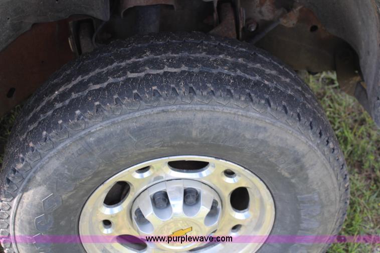image for item J1101 2005 Chevrolet Silverado 2500HD Ext. Cab utility truck