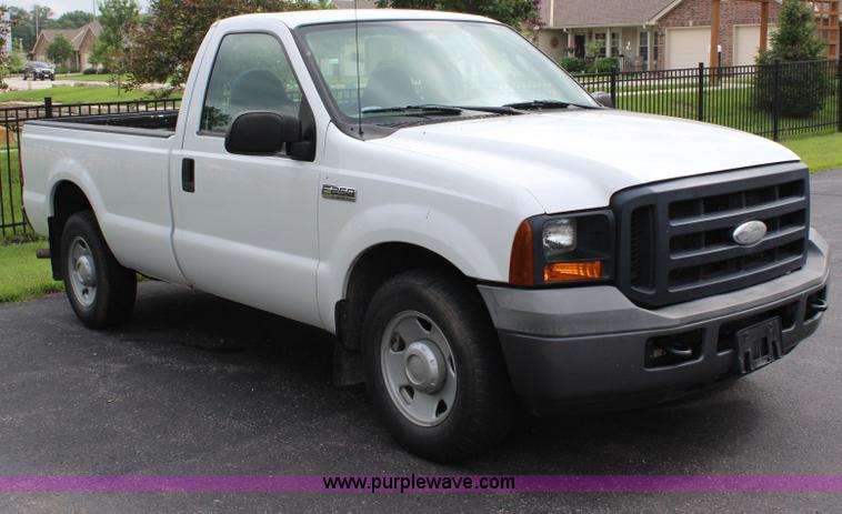 image for item J2247 2006 Ford F250 Super Duty XL pickup truck
