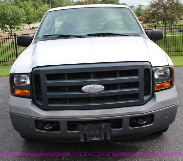 image for item J2247 2006 Ford F250 Super Duty XL pickup truck