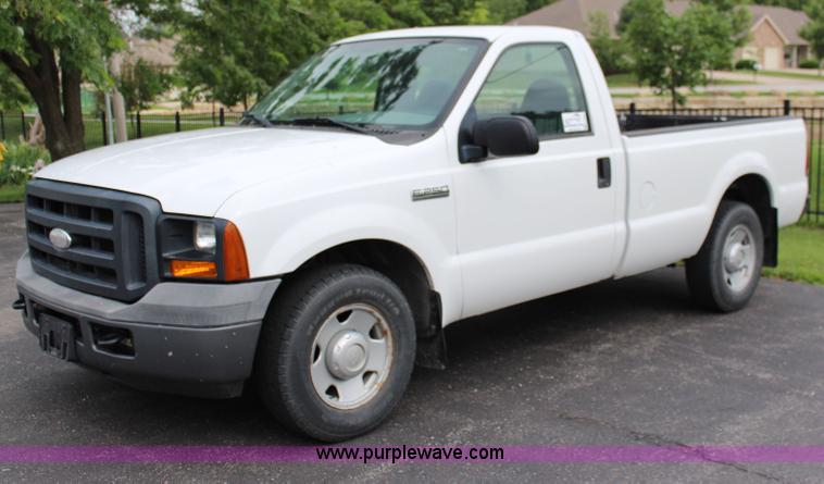 image for item J2247 2006 Ford F250 Super Duty XL pickup truck