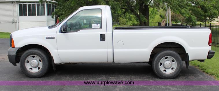 image for item J2247 2006 Ford F250 Super Duty XL pickup truck
