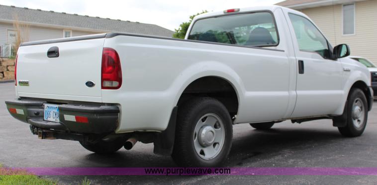 image for item J2247 2006 Ford F250 Super Duty XL pickup truck
