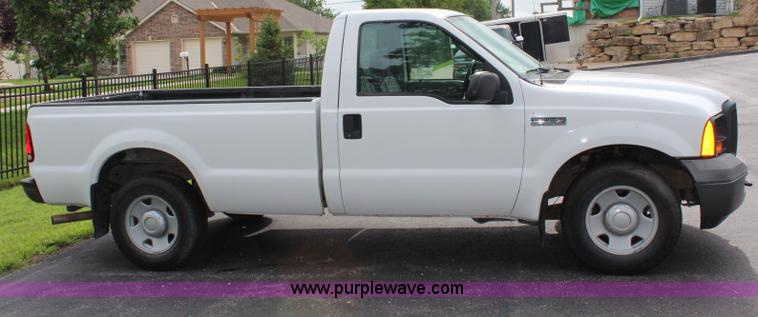 image for item J2247 2006 Ford F250 Super Duty XL pickup truck