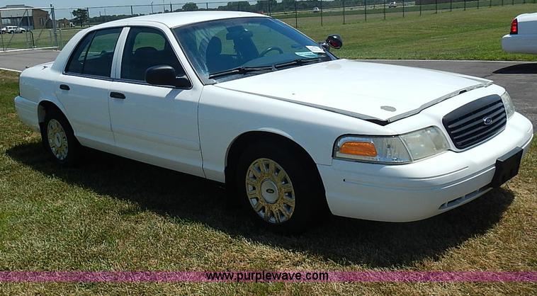 image for item I3572 2004 Ford Crown Victoria Police Interceptor