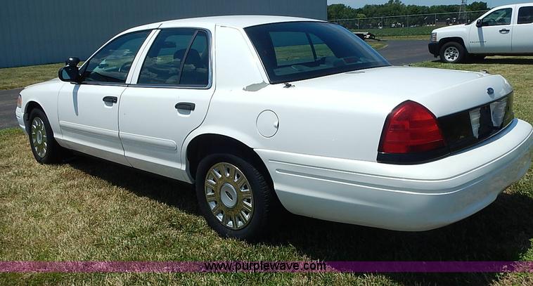 image for item I3572 2004 Ford Crown Victoria Police Interceptor