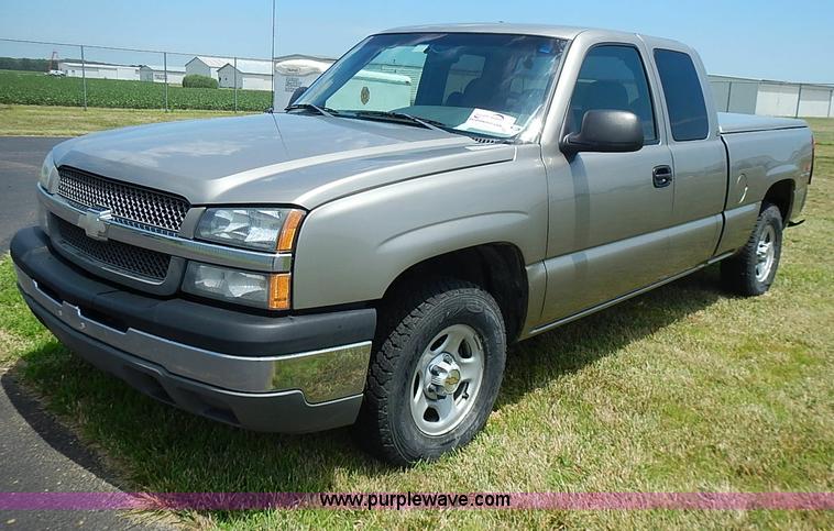 image for item I3574 2003 Chevrolet Silverado 1500 pickup truck