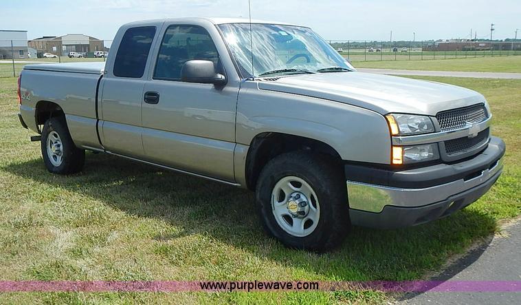image for item I3574 2003 Chevrolet Silverado 1500 pickup truck