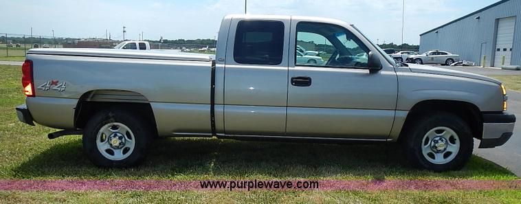 image for item I3574 2003 Chevrolet Silverado 1500 pickup truck