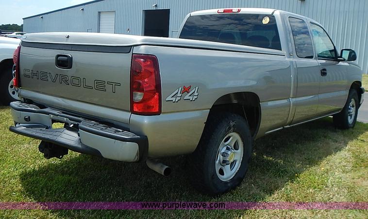 image for item I3574 2003 Chevrolet Silverado 1500 pickup truck