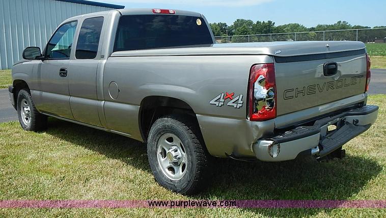 image for item I3574 2003 Chevrolet Silverado 1500 pickup truck