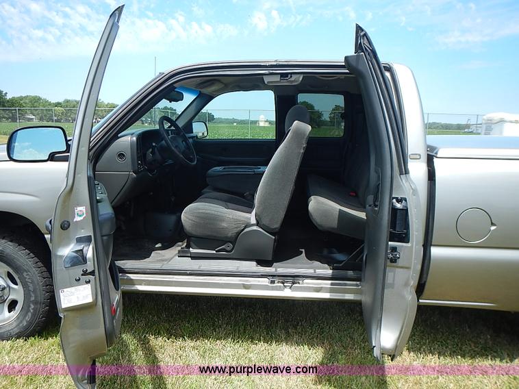 image for item I3574 2003 Chevrolet Silverado 1500 pickup truck