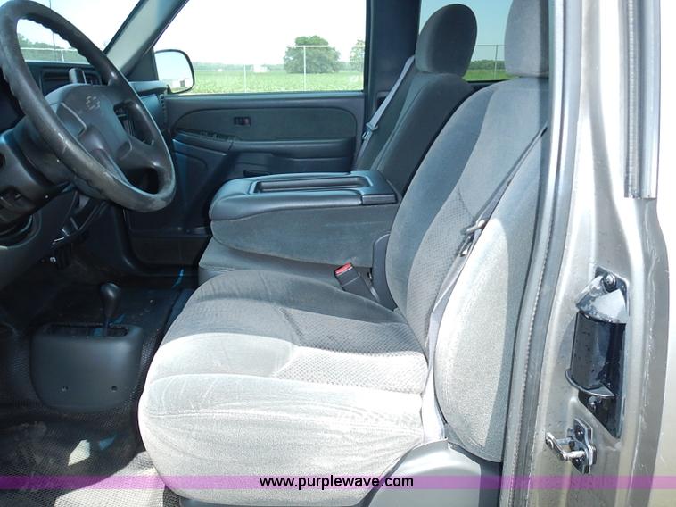 image for item I3574 2003 Chevrolet Silverado 1500 pickup truck