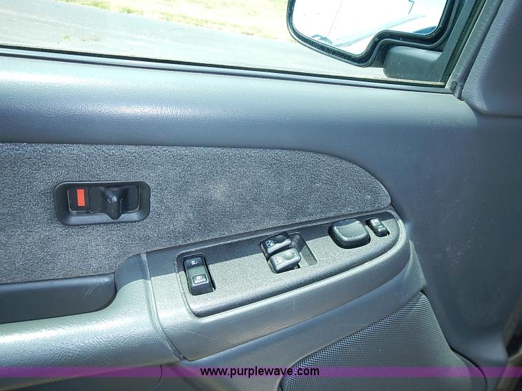 image for item I3574 2003 Chevrolet Silverado 1500 pickup truck