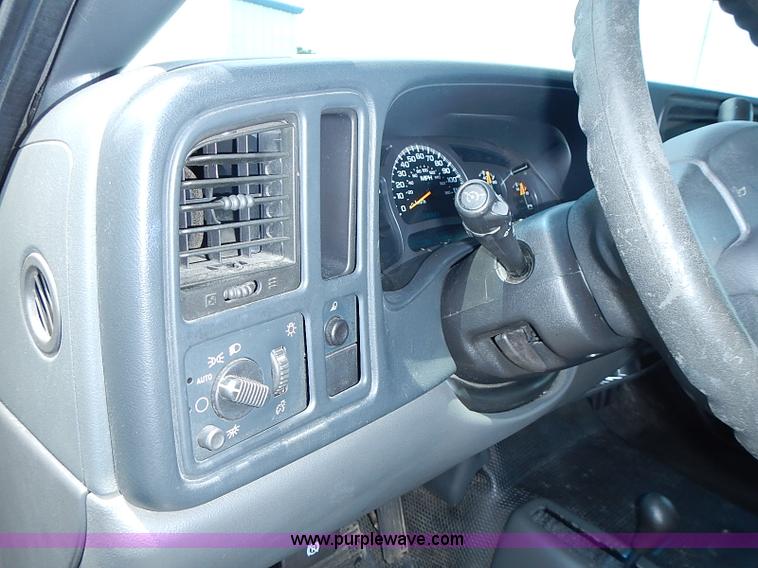 image for item I3574 2003 Chevrolet Silverado 1500 pickup truck