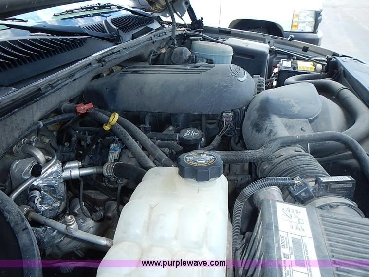 image for item I3574 2003 Chevrolet Silverado 1500 pickup truck