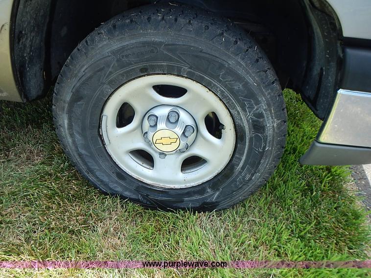 image for item I3574 2003 Chevrolet Silverado 1500 pickup truck