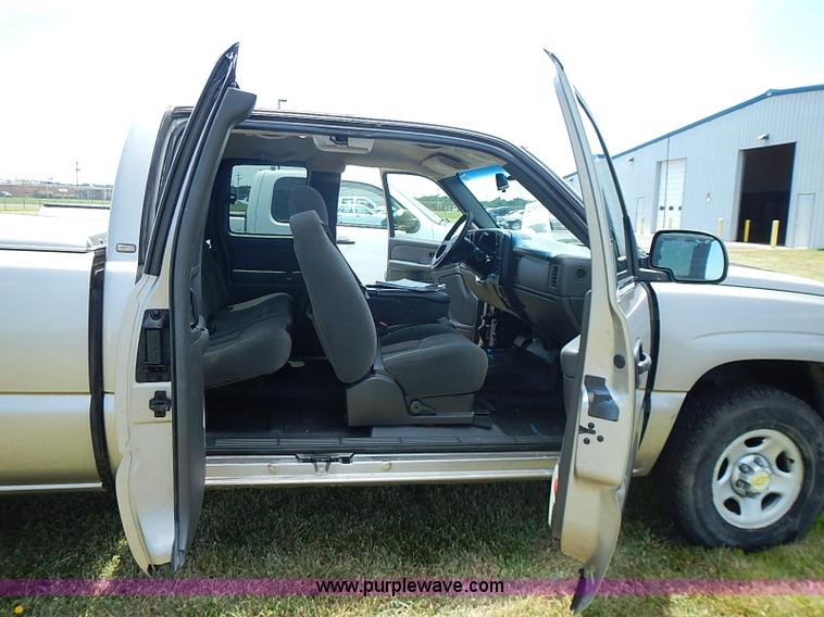 image for item I3574 2003 Chevrolet Silverado 1500 pickup truck