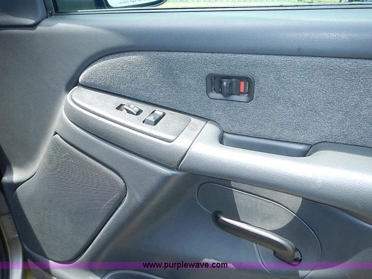 image for item I3574 2003 Chevrolet Silverado 1500 pickup truck