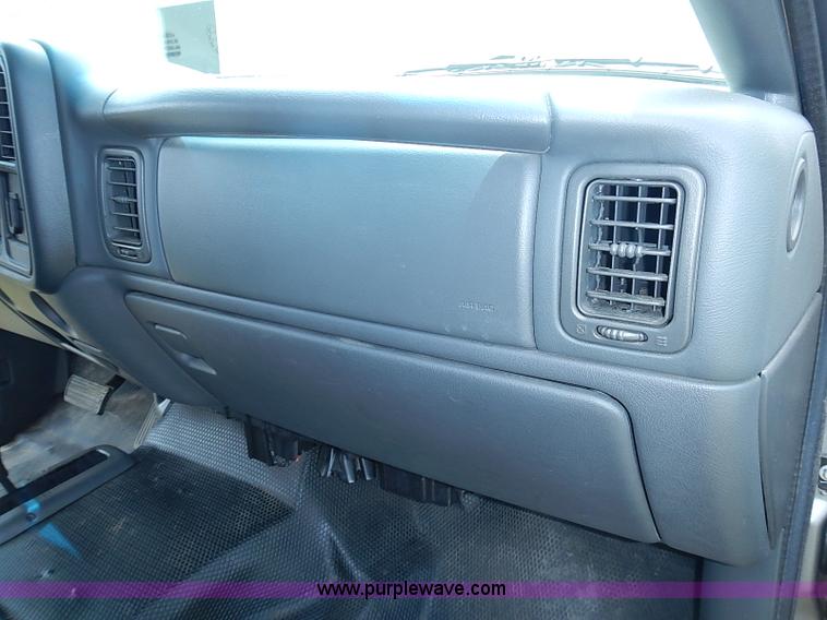 image for item I3574 2003 Chevrolet Silverado 1500 pickup truck