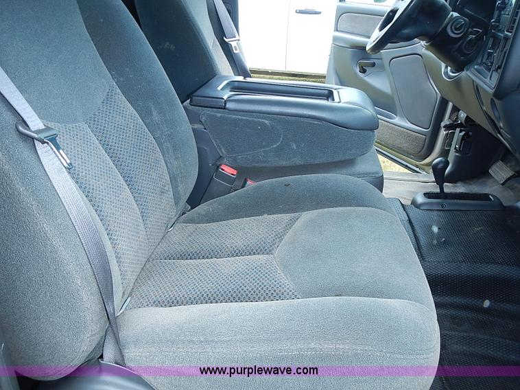 image for item I3574 2003 Chevrolet Silverado 1500 pickup truck