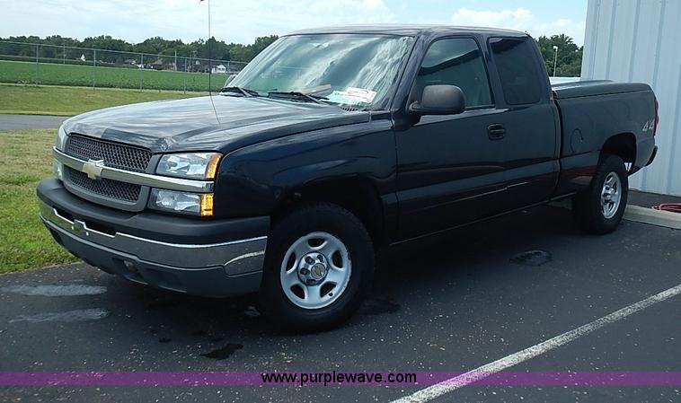 image for item I3576 2004 Chevrolet Silverado 1500 Ext. Cab pickup truck