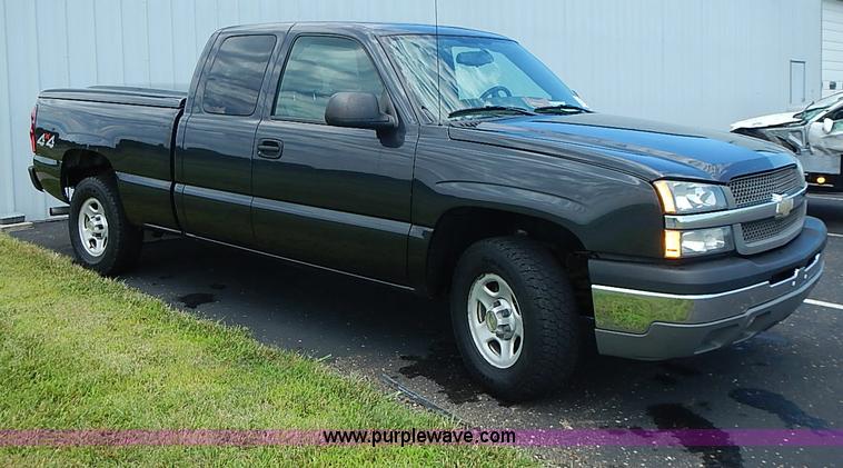 image for item I3576 2004 Chevrolet Silverado 1500 Ext. Cab pickup truck