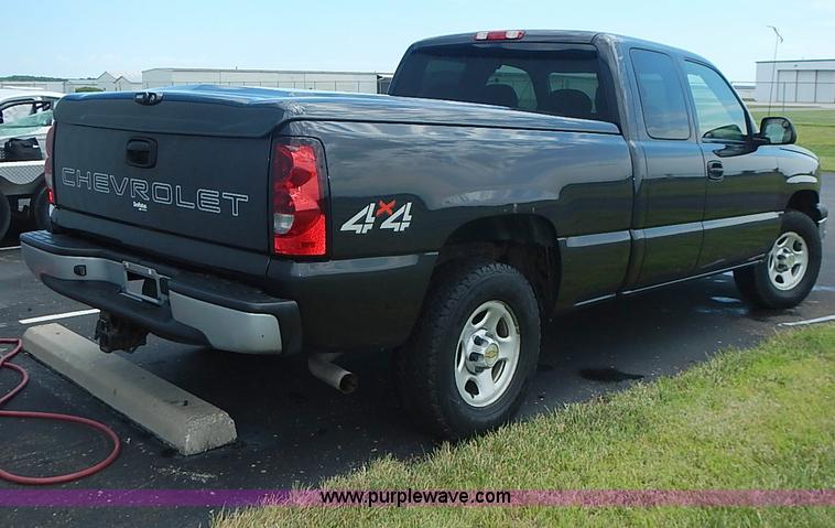 image for item I3576 2004 Chevrolet Silverado 1500 Ext. Cab pickup truck