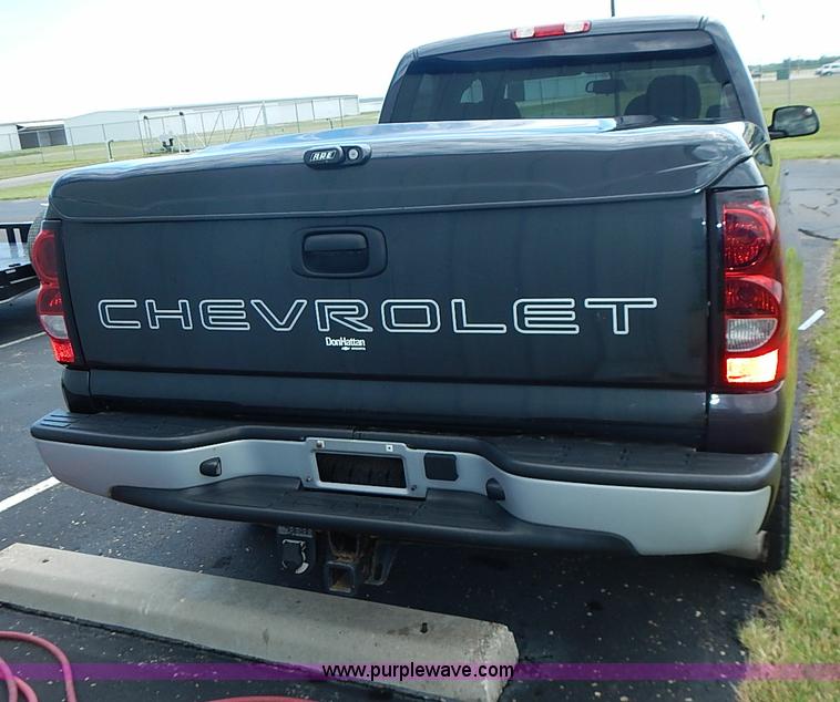 image for item I3576 2004 Chevrolet Silverado 1500 Ext. Cab pickup truck