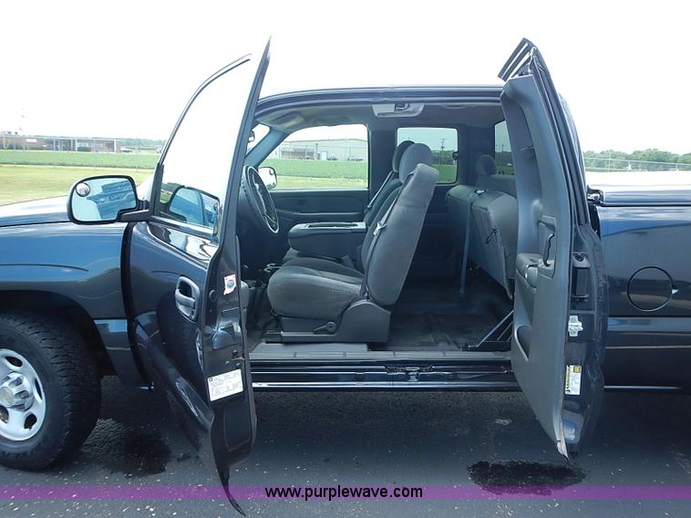 image for item I3576 2004 Chevrolet Silverado 1500 Ext. Cab pickup truck