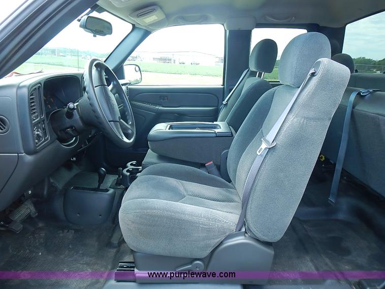 image for item I3576 2004 Chevrolet Silverado 1500 Ext. Cab pickup truck