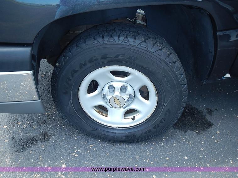 image for item I3576 2004 Chevrolet Silverado 1500 Ext. Cab pickup truck