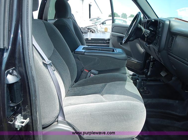 image for item I3576 2004 Chevrolet Silverado 1500 Ext. Cab pickup truck