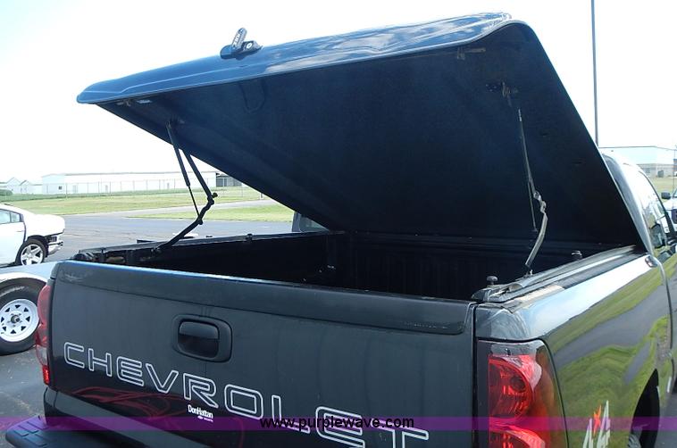 image for item I3576 2004 Chevrolet Silverado 1500 Ext. Cab pickup truck