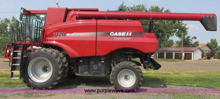 image for item A8727 2011 Case IH 7120 combine