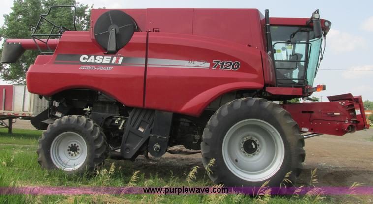 image for item A8727 2011 Case IH 7120 combine