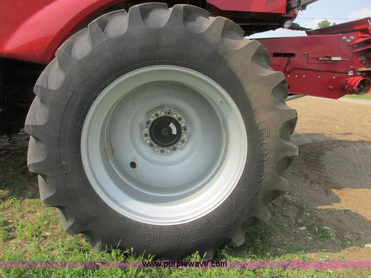 image for item A8727 2011 Case IH 7120 combine