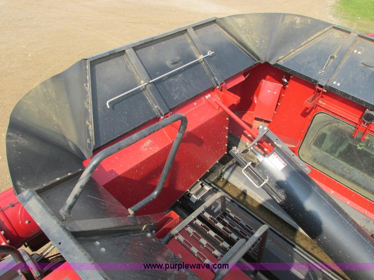 image for item A8727 2011 Case IH 7120 combine