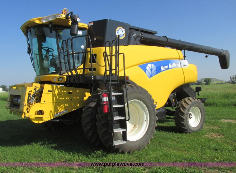 image for item A8728 2010 New Holland CR9070 combine