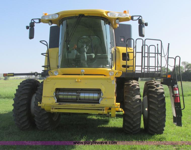image for item A8728 2010 New Holland CR9070 combine