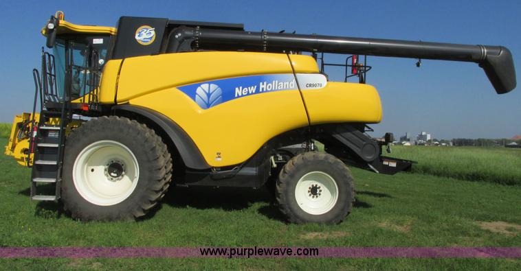 image for item A8728 2010 New Holland CR9070 combine