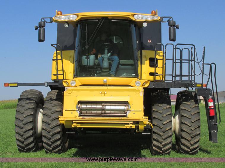 image for item A8728 2010 New Holland CR9070 combine