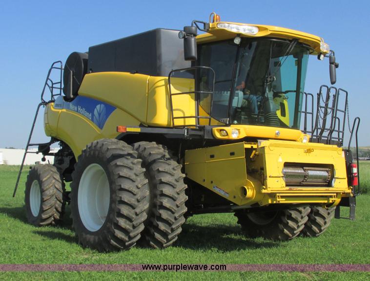 image for item A8728 2010 New Holland CR9070 combine