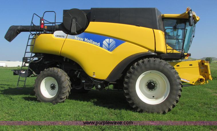image for item A8728 2010 New Holland CR9070 combine