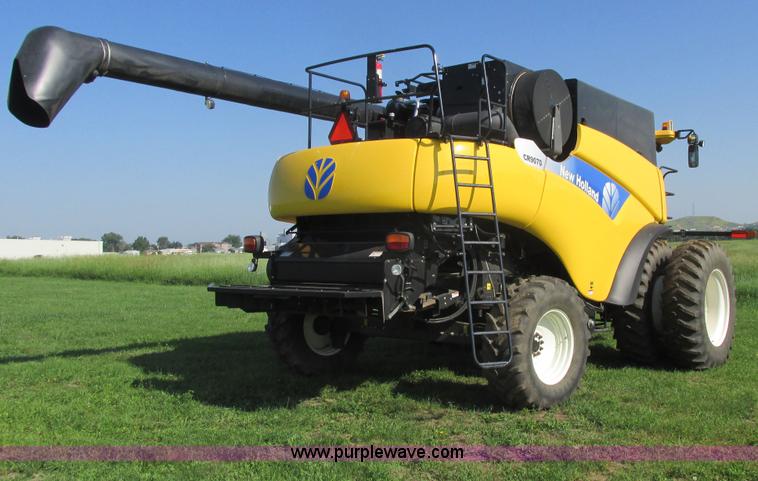 image for item A8728 2010 New Holland CR9070 combine