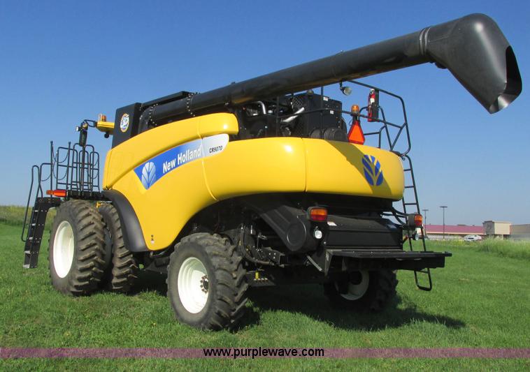 image for item A8728 2010 New Holland CR9070 combine