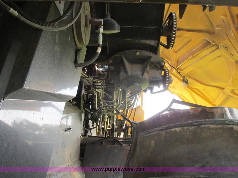image for item A8728 2010 New Holland CR9070 combine