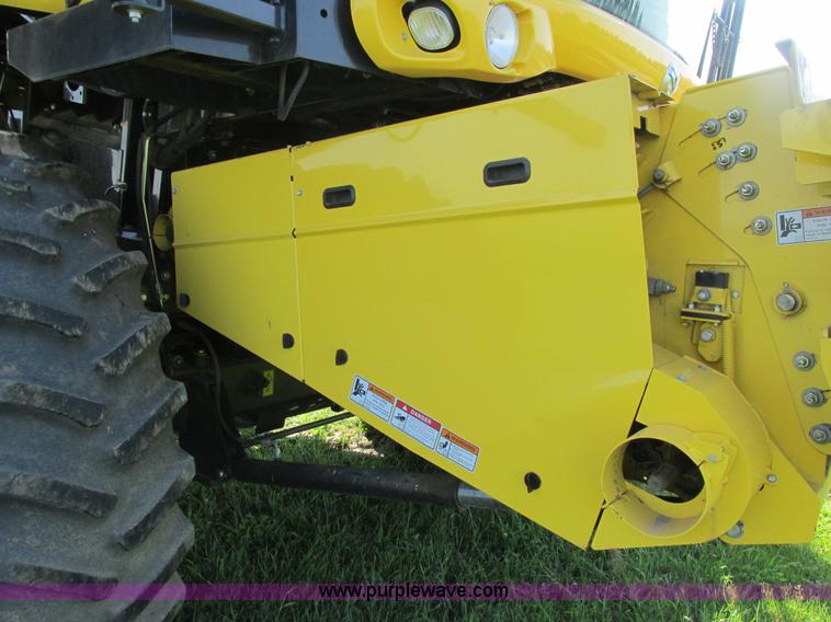 image for item A8728 2010 New Holland CR9070 combine