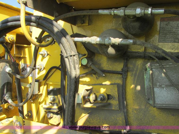 image for item A8728 2010 New Holland CR9070 combine